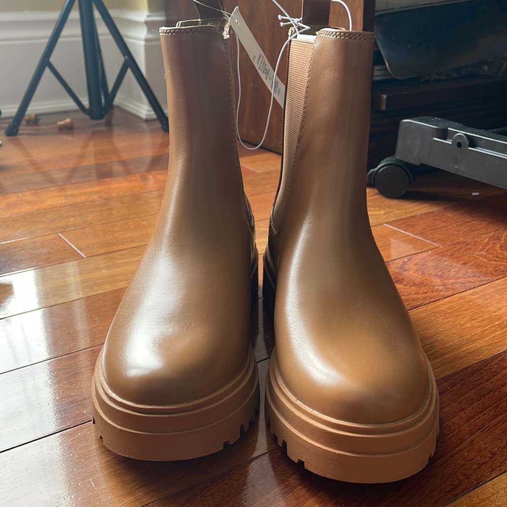 Light brown boots great for spring or fall size 8 NWT